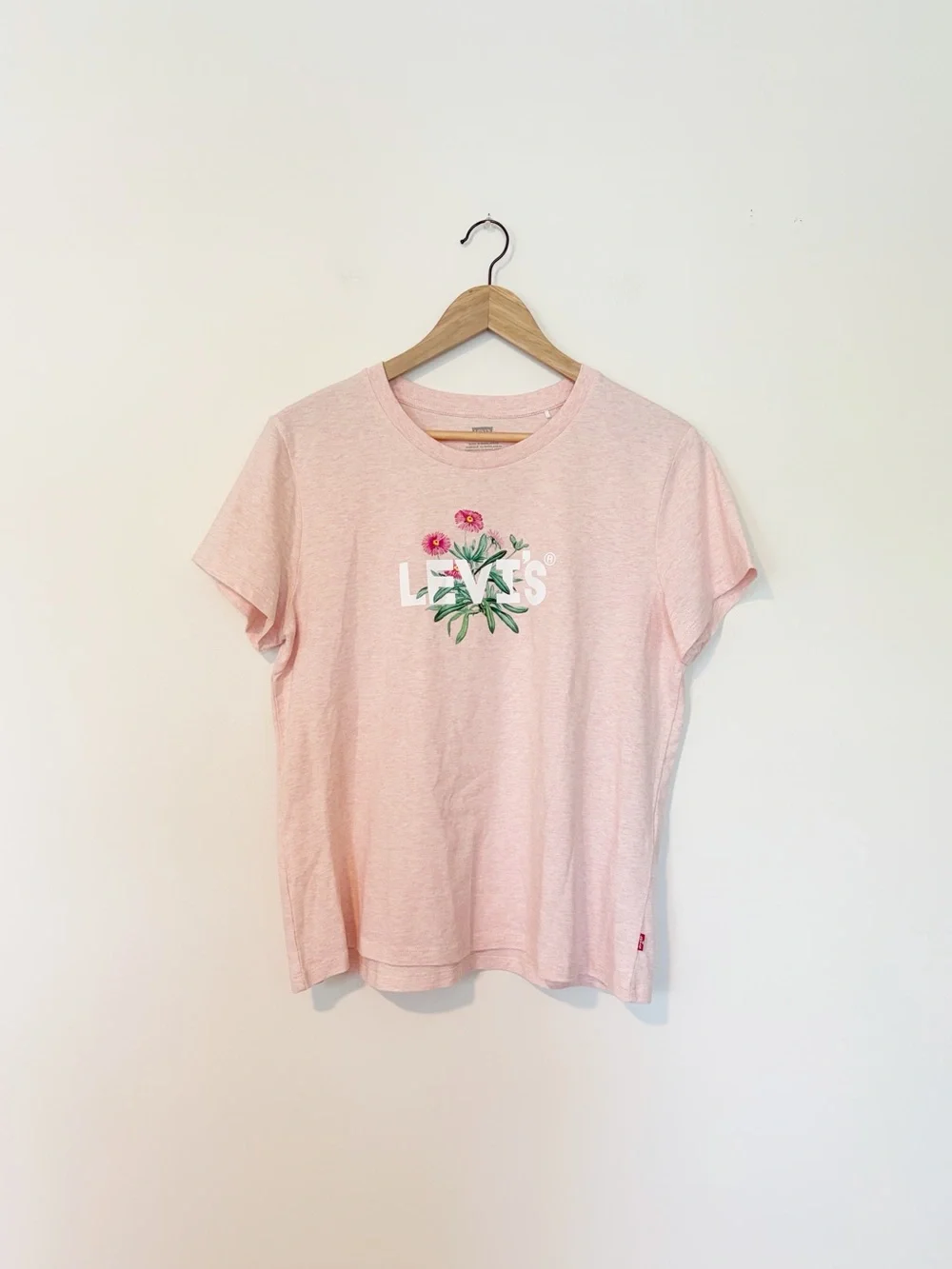 Levi's Pink Floral Graphic Crewneck Tee Size Large - Picture 1 of 7